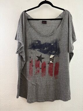 Torrid top is a grey graphic tee distressed, vintage-style American flag size 4X